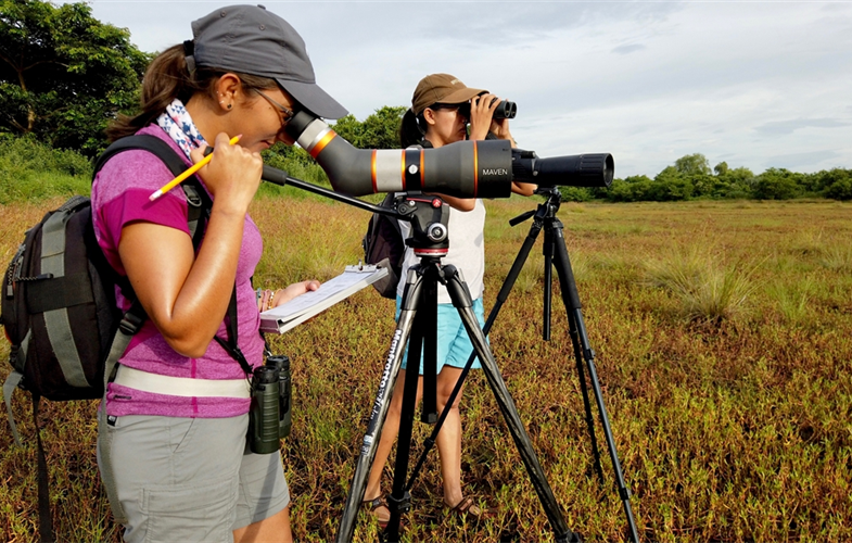 (l-r) Varinia Sagastume and Bianca Bosarreyes surveying for shorebirds CREDIT: C. Gesmundo